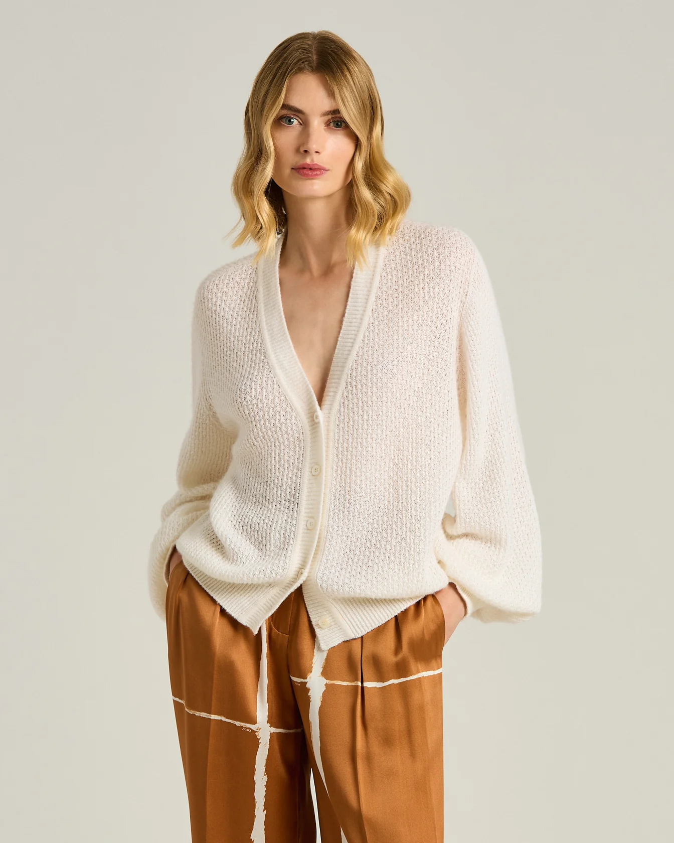 FINE YARN WOOL BLEND CARDIGAN IN WHITE - Image 2