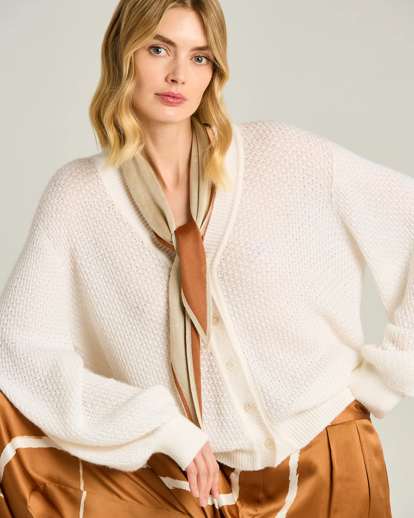 FINE YARN WOOL BLEND CARDIGAN IN WHITE - Image 4