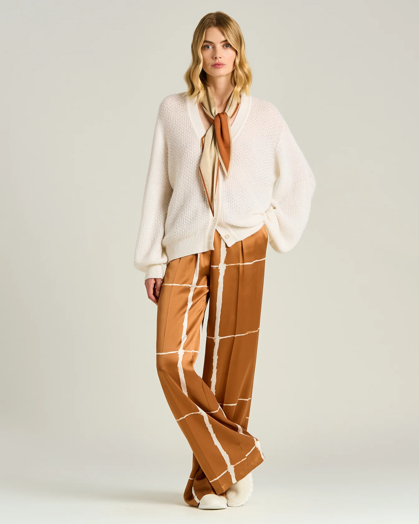 FINE YARN WOOL BLEND CARDIGAN IN WHITE - Image 5