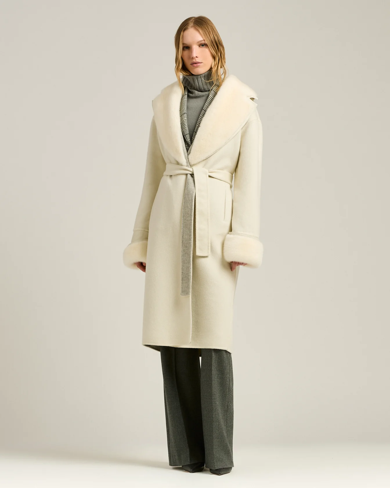WHITE CASHMERE COAT WITH FUR DETAILS - Image 2