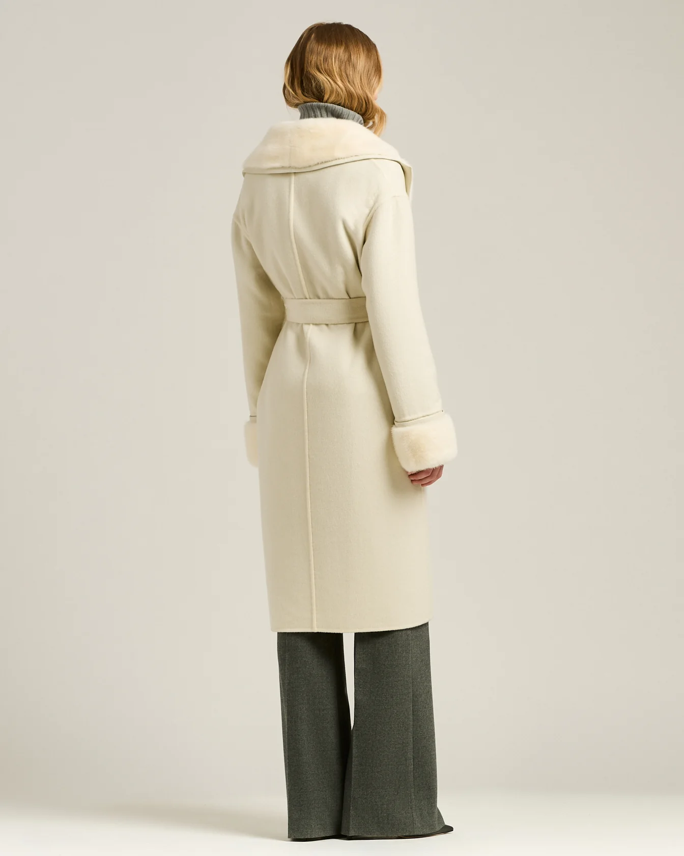 WHITE CASHMERE COAT WITH FUR DETAILS - Image 3