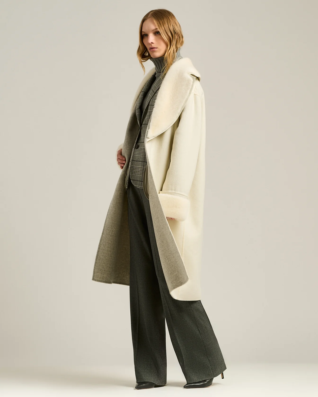 WHITE CASHMERE COAT WITH FUR DETAILS - Image 5