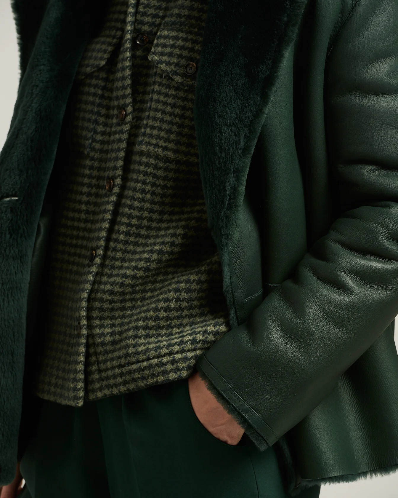 REVERSIBLE DOUBLE-BREASTED JACKET IN SHEARLING DARK GREEN - Image 4