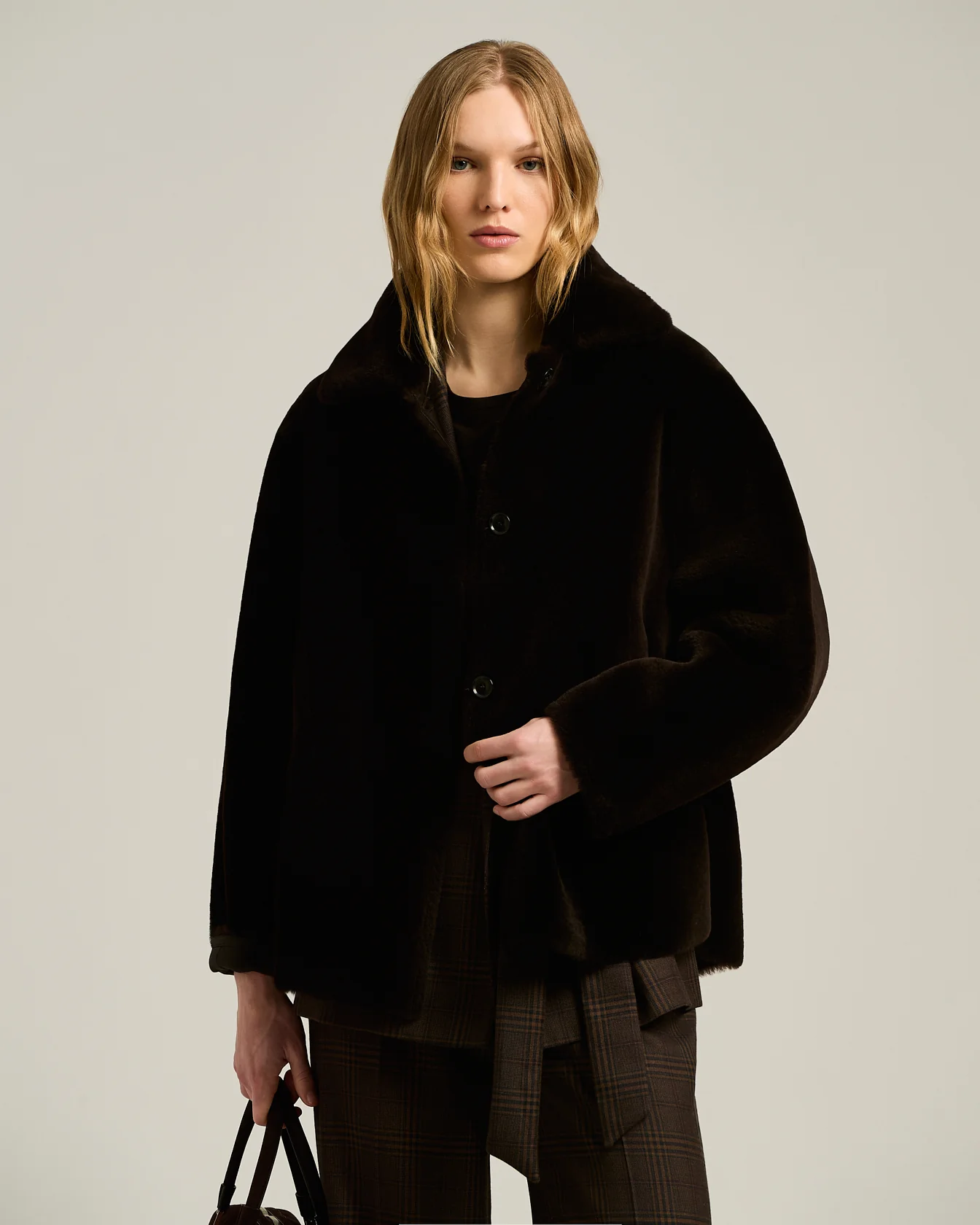 DARK BROWN REVERSIBLE SHEARLING SHORT JACKET - Image 2