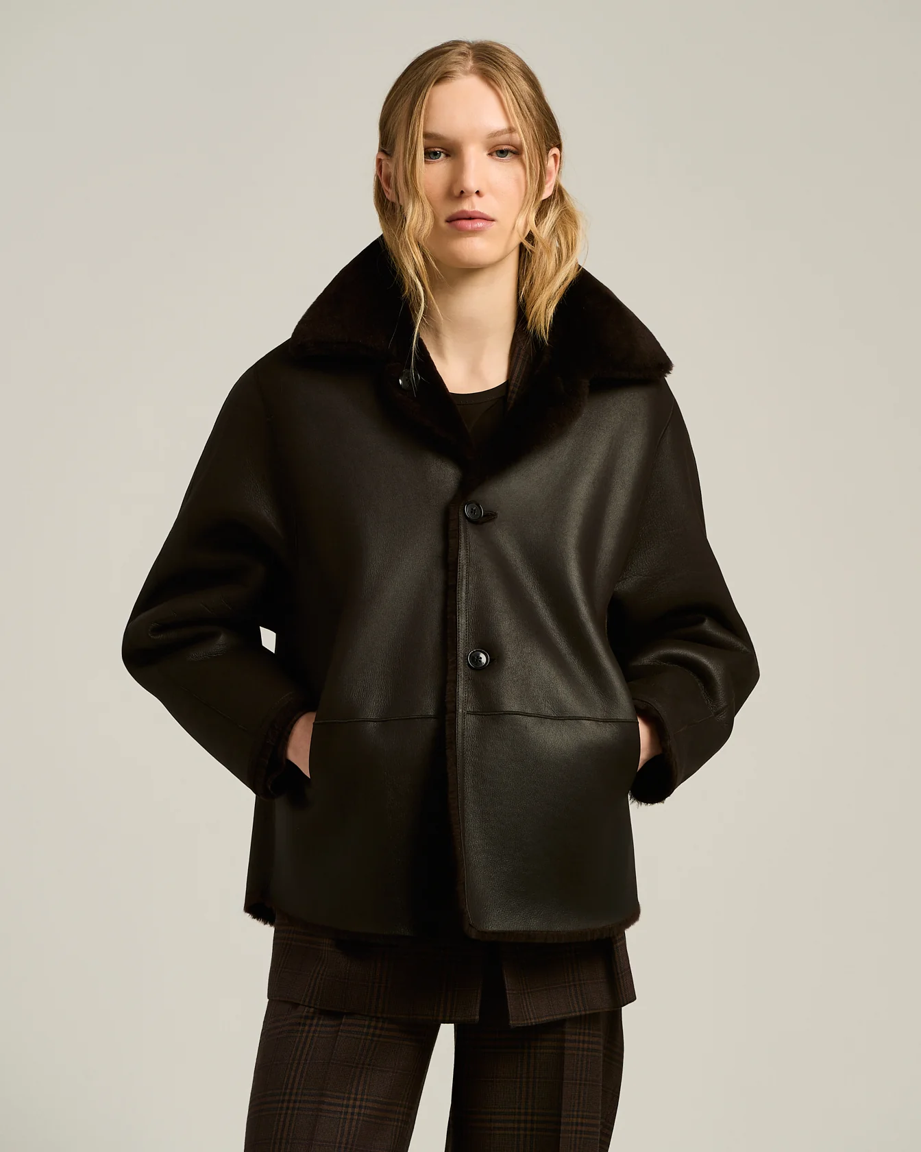 DARK BROWN REVERSIBLE SHEARLING SHORT JACKET - Image 3