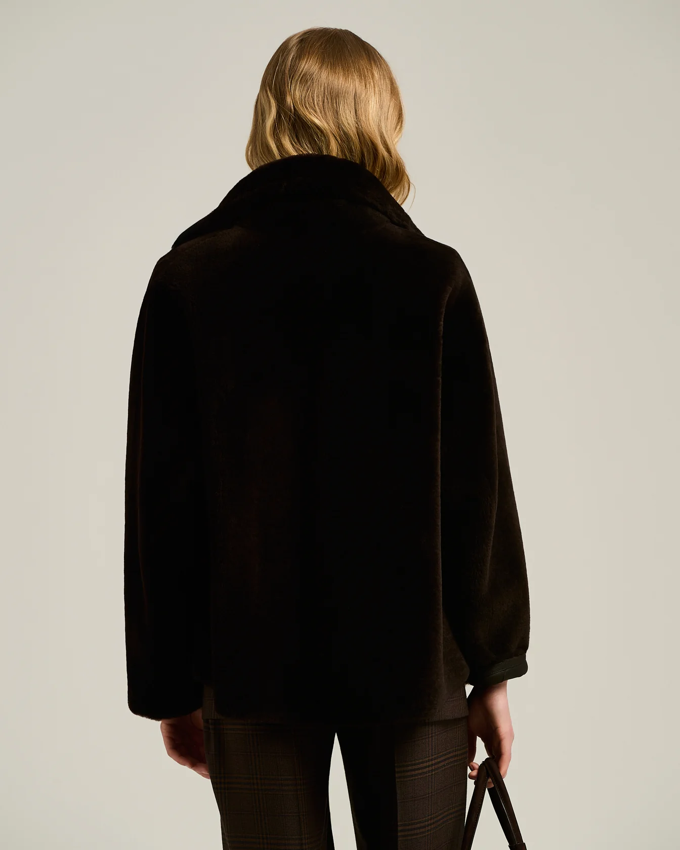 DARK BROWN REVERSIBLE SHEARLING SHORT JACKET - Image 4