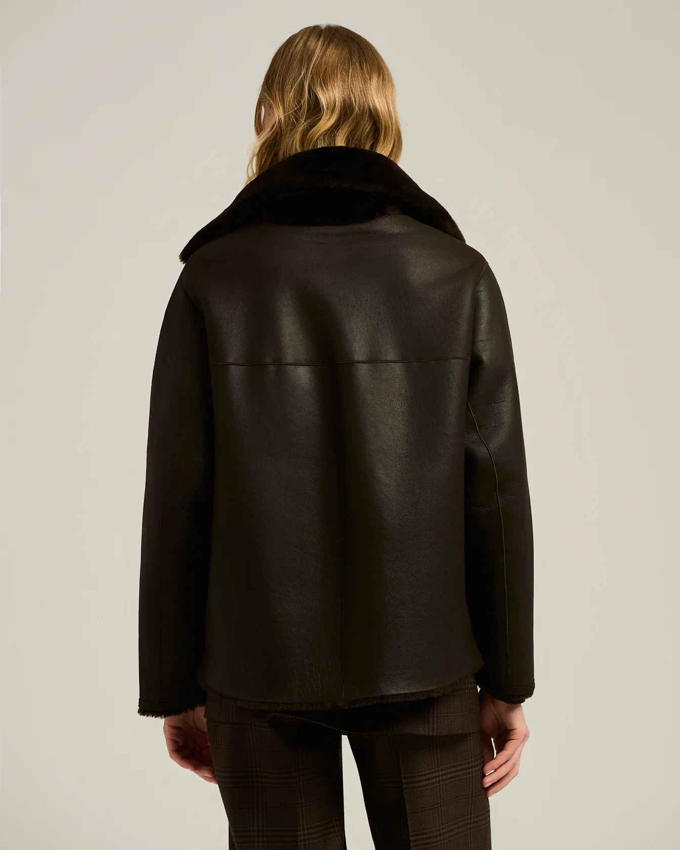 DARK BROWN REVERSIBLE SHEARLING SHORT JACKET - Image 5