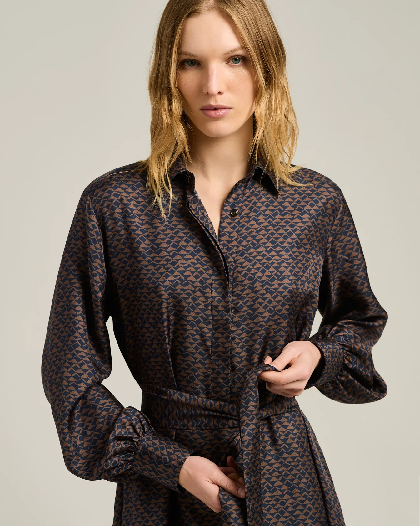 BROWN AND BLUE PRINTED LONG SILK SHIRT DRESS - Image 4