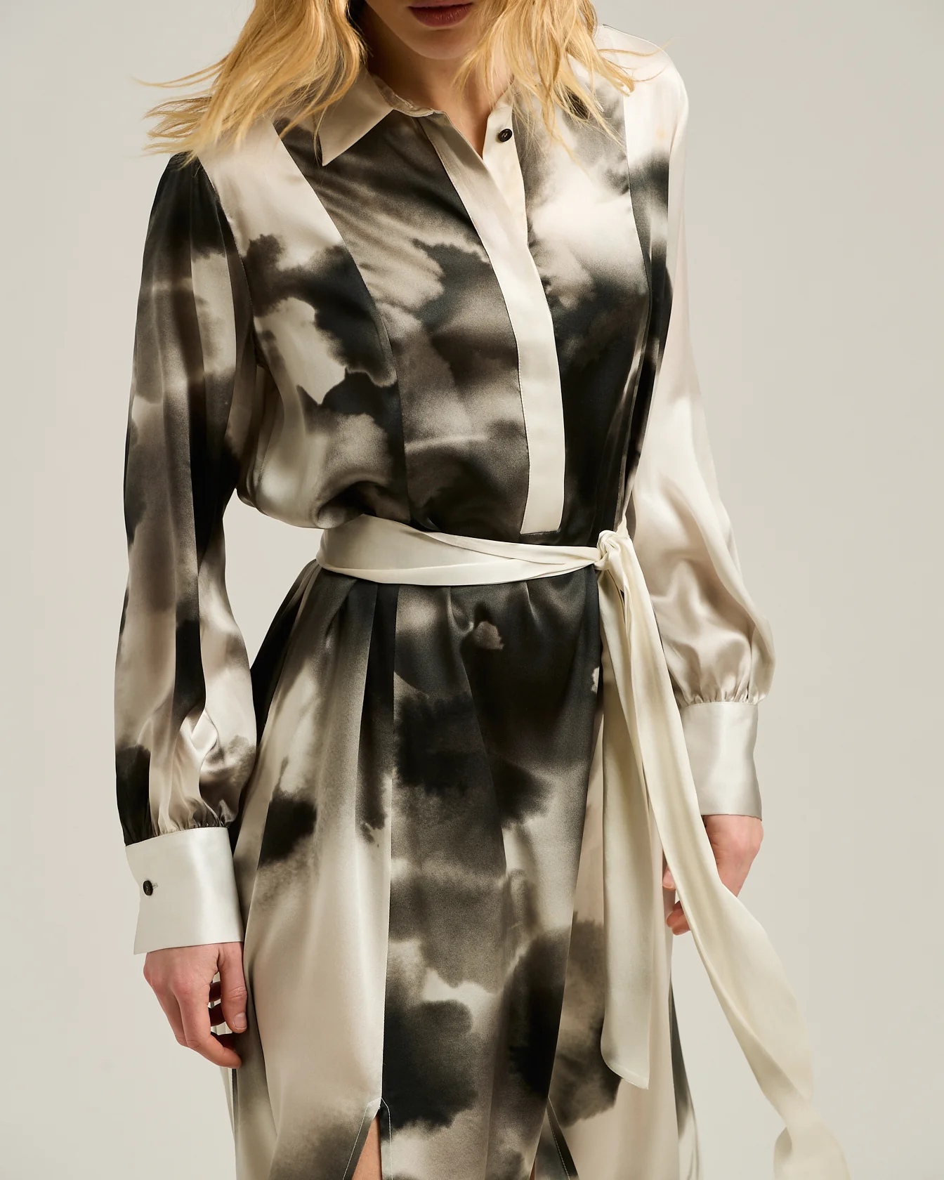 WHITE AND BLACK PRINTED LONG SILK SHIRT DRESS - Image 4