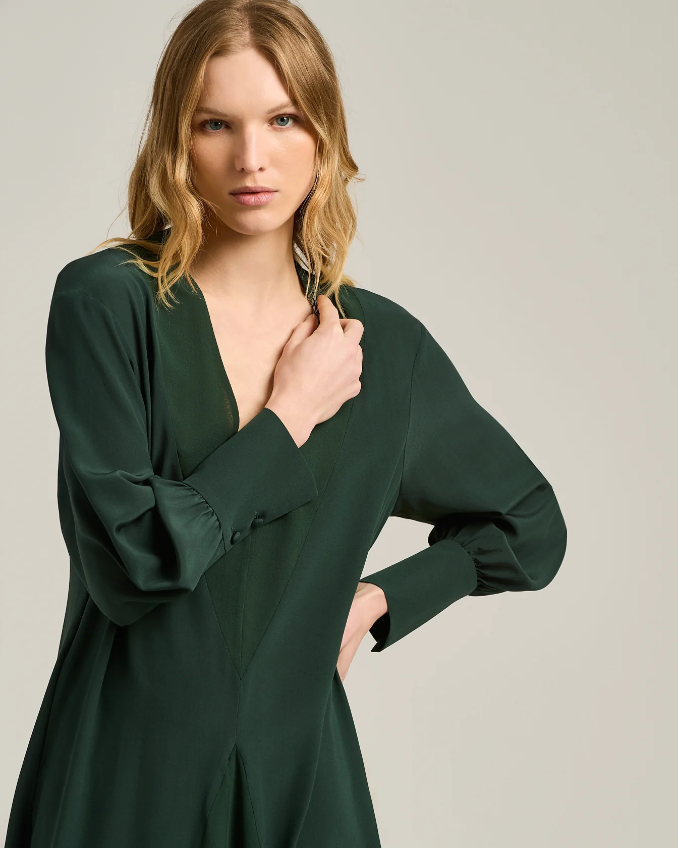 LONG, BELTED DRESS IN PURE SILK DARK GREEN - Image 4