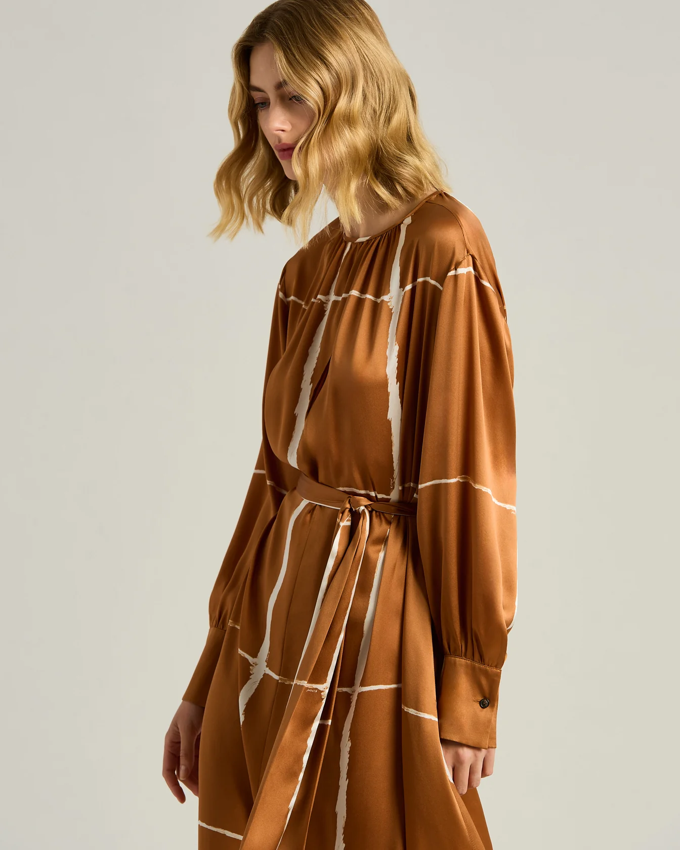 SILK SATIN DRESS WITH FLUID SILHOUETTE IN LEATHER AND WHITE - Image 4
