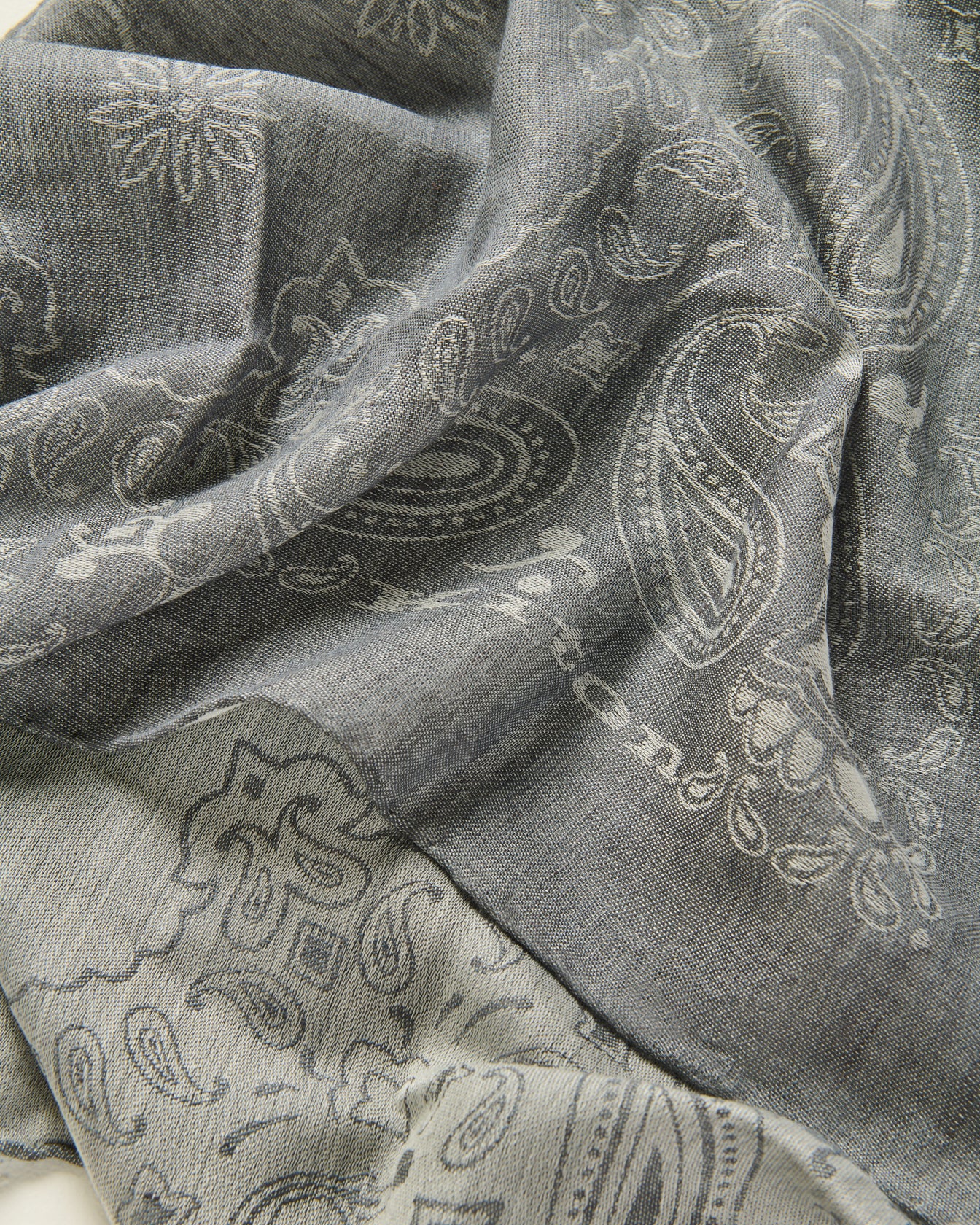 FINE FIBRE BLEND SCARF IN GREY - Image 3
