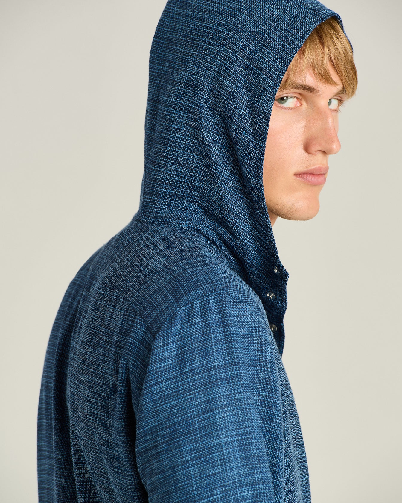 NATURAL FIBRE BLEND HOODED OVERSHIRT IN BLUE - Image 4