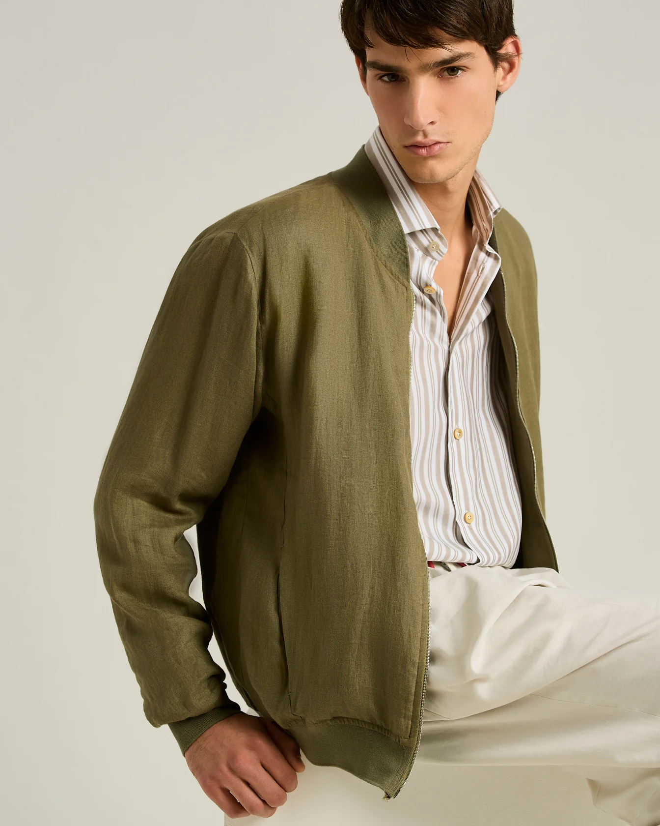 PURE LINEN JACKET WITH ZIPPER IN KHAKI - Image 4