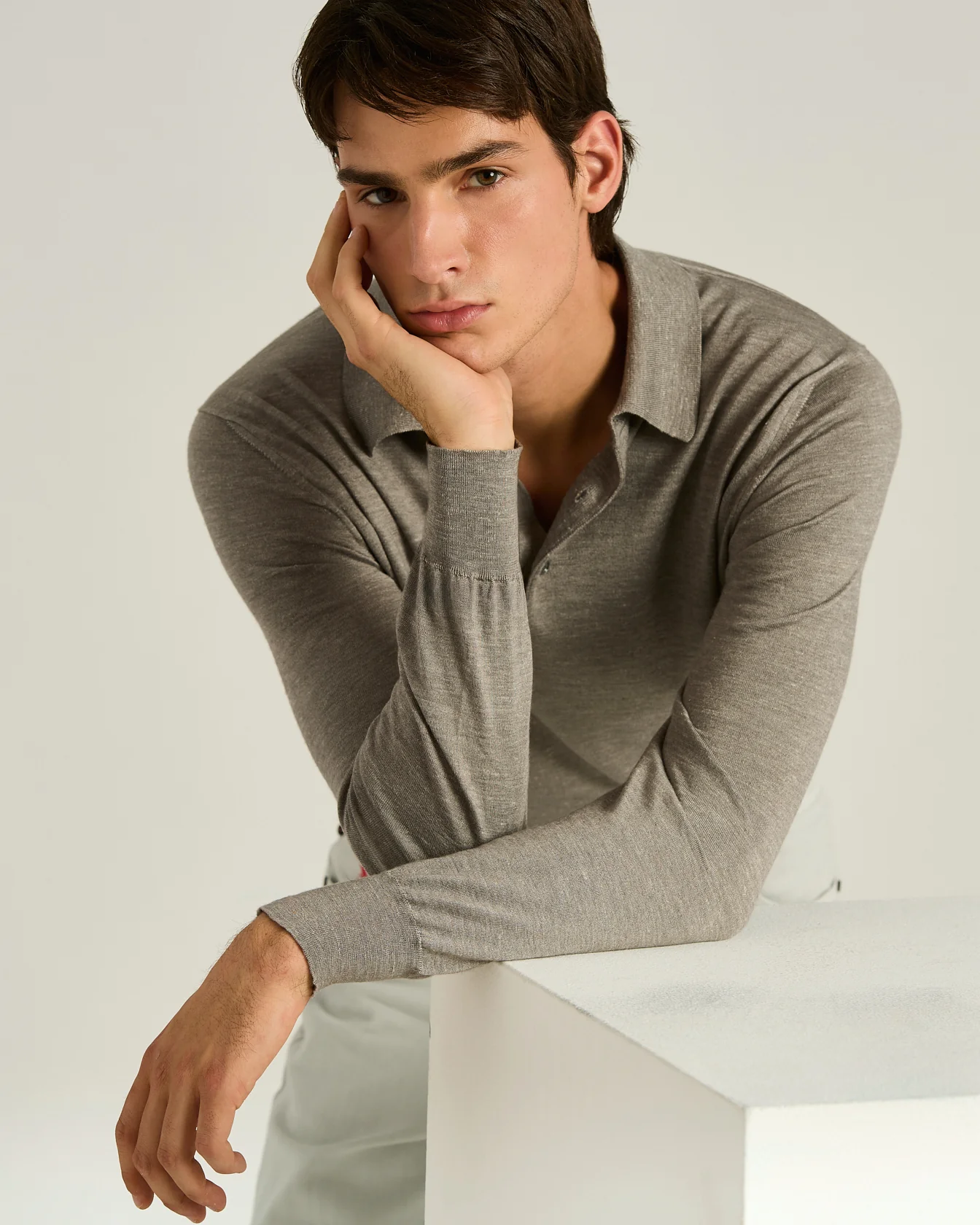 LIGHTWEIGHT KNIT LONG-SLEEVED POLO SHIRT IN BRIGHT GREY - Image 4