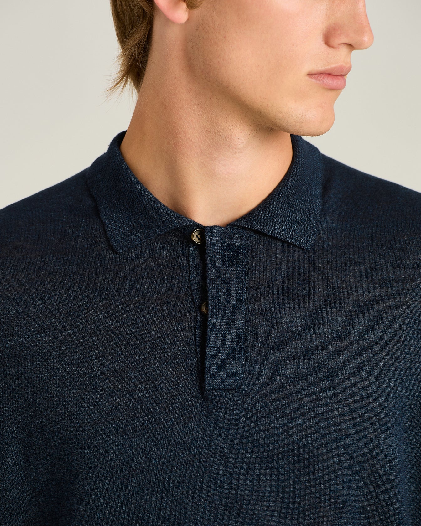 LIGHTWEIGHT KNIT SHORT-SLEEVED POLO SHIRT IN BLUE - Image 4