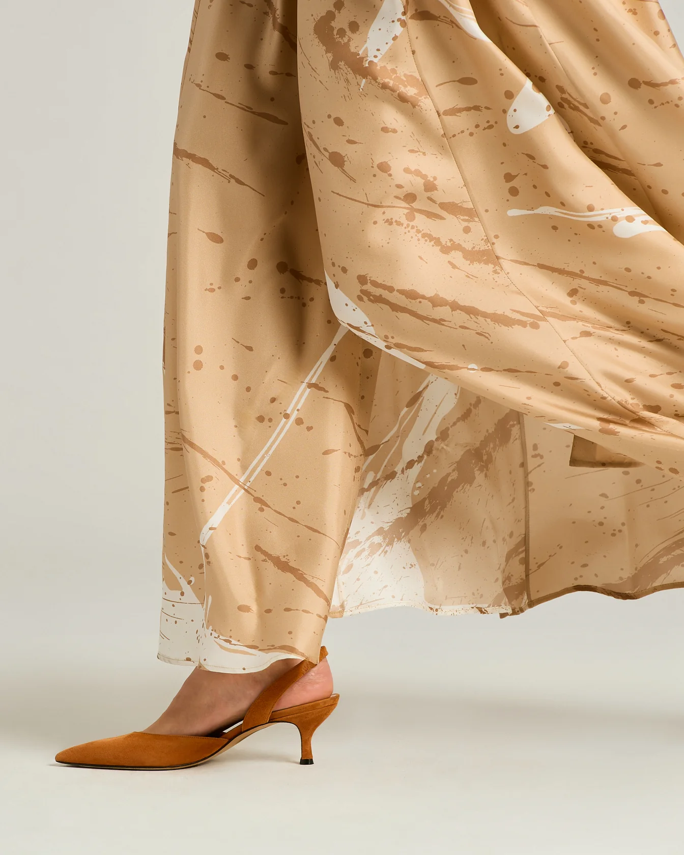 SUEDE COURT SHOE IN RUST CALFSKIN - Image 4