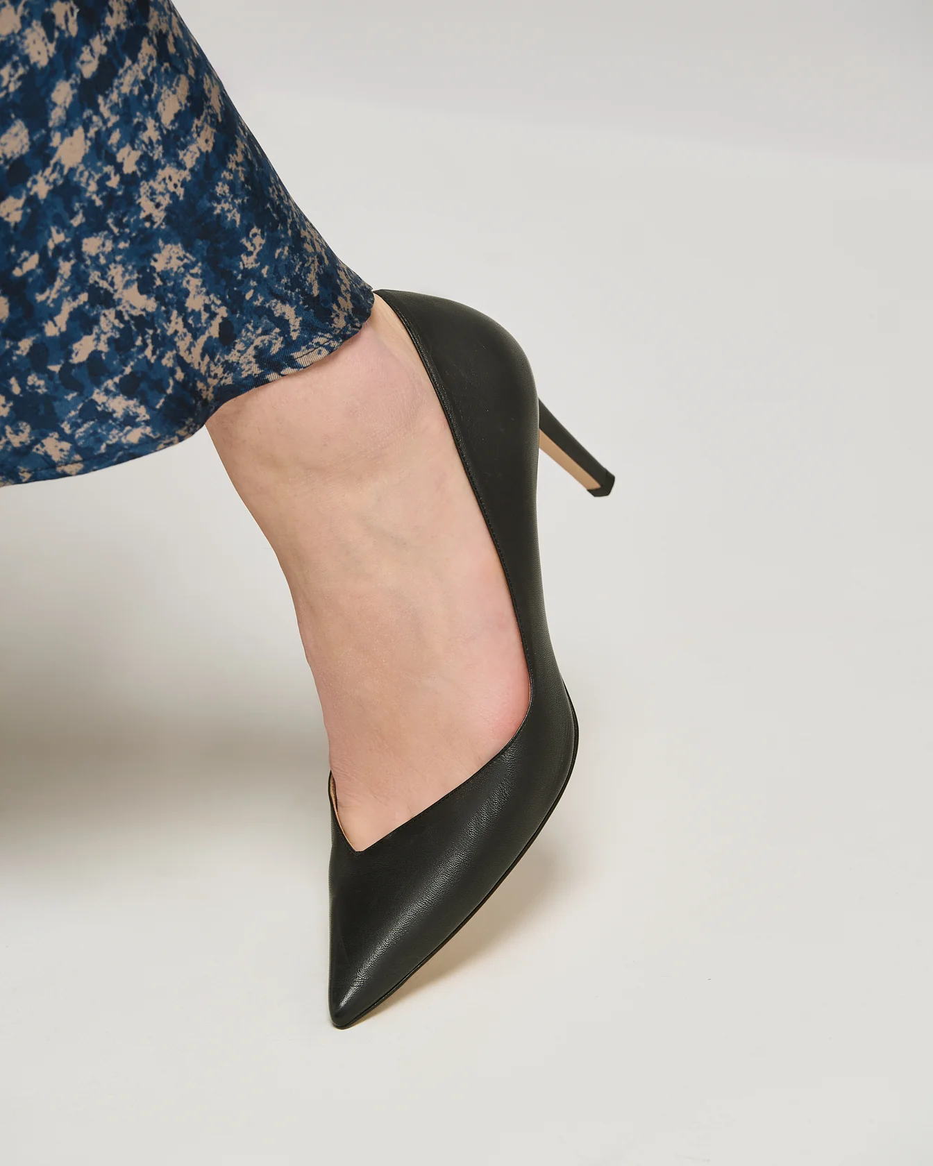 DARK GREY TWO-TONE LEATHER PUMP - Image 3