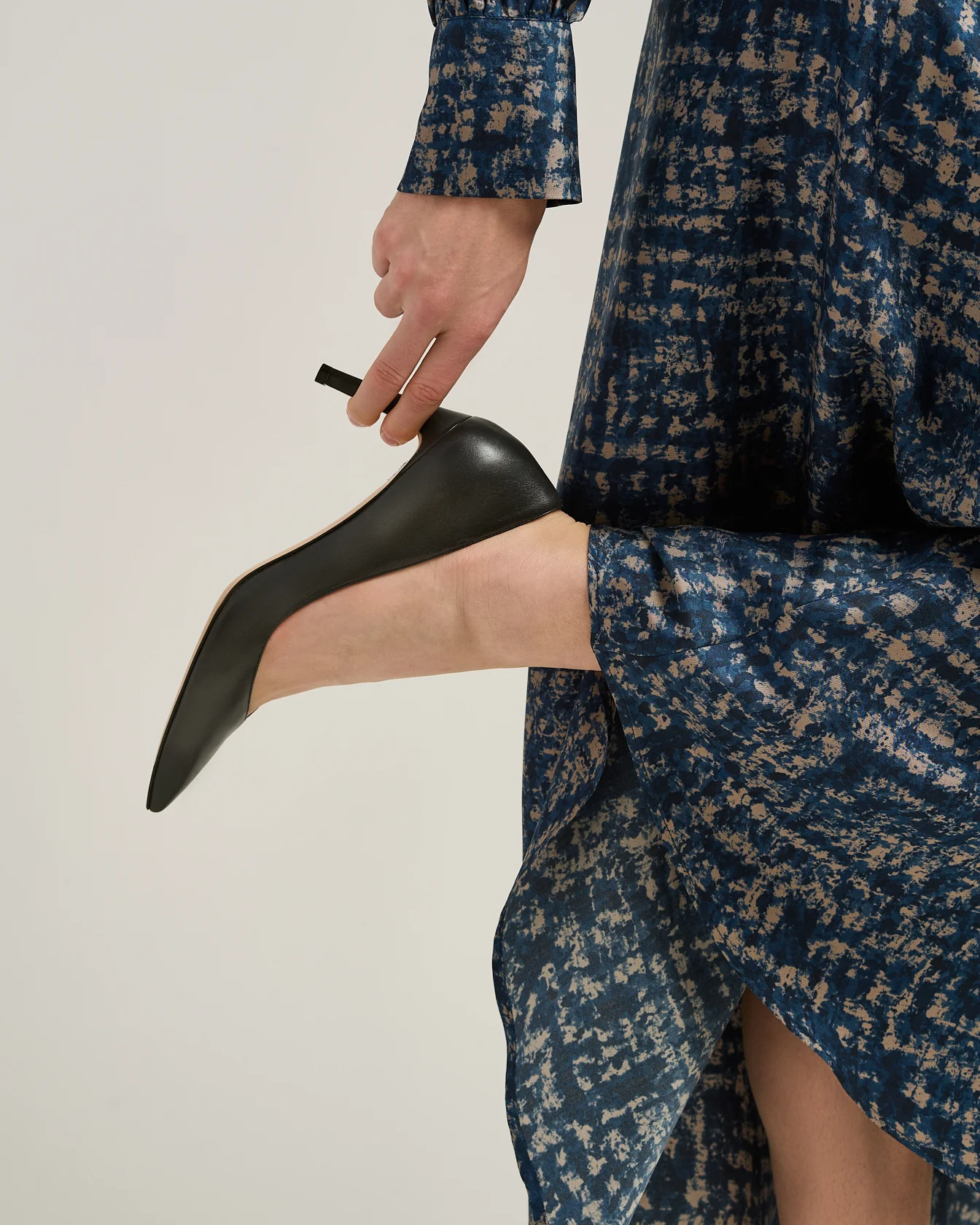 DARK GREY TWO-TONE LEATHER PUMP - Image 4