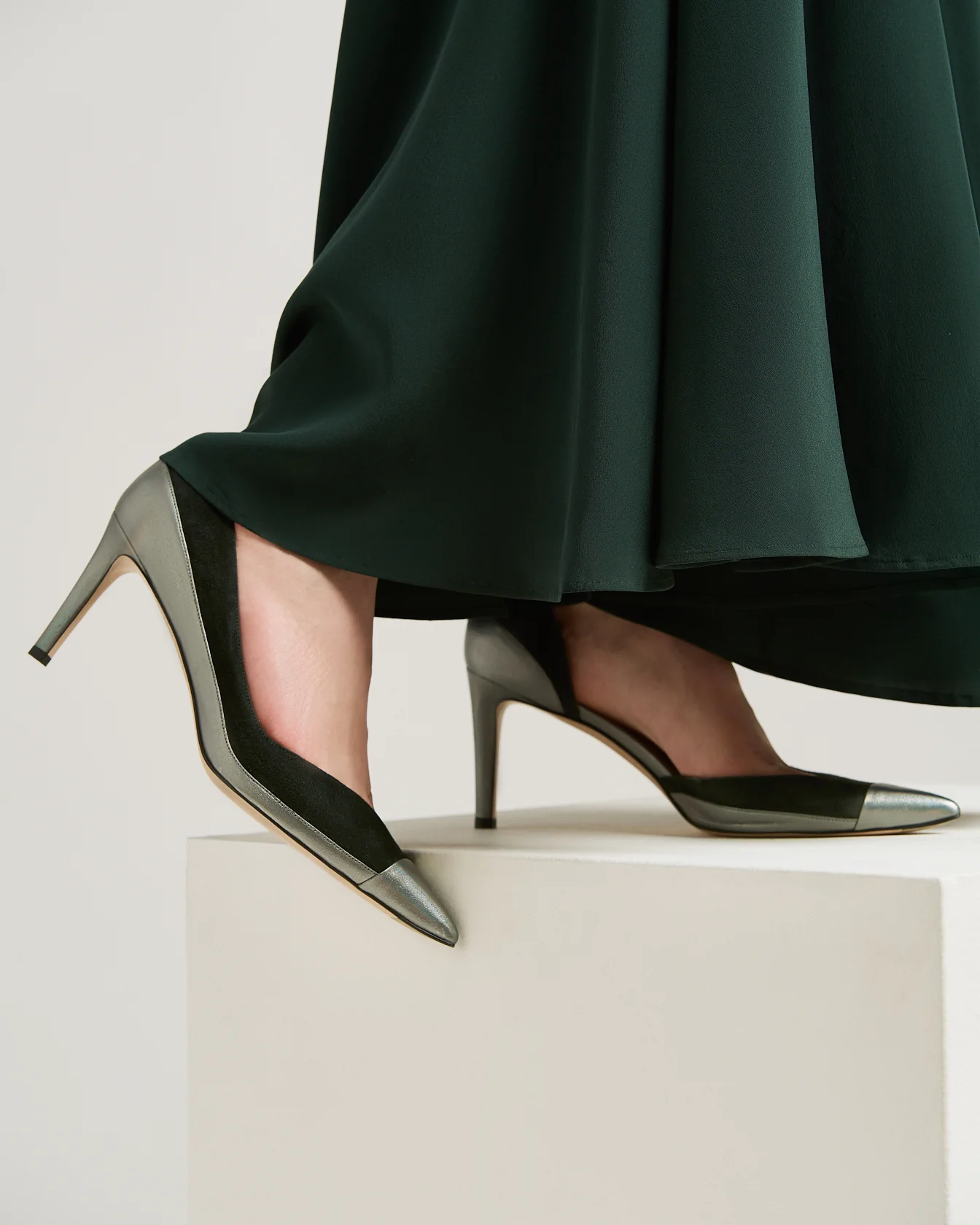 TWO-TONE BLACK & SILVER LEATHER PUMPS - Image 3
