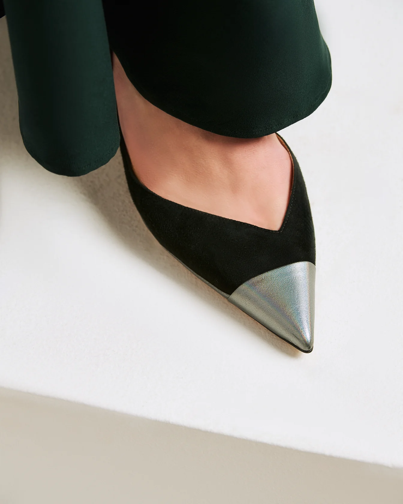 TWO-TONE BLACK & SILVER LEATHER PUMPS - Image 4