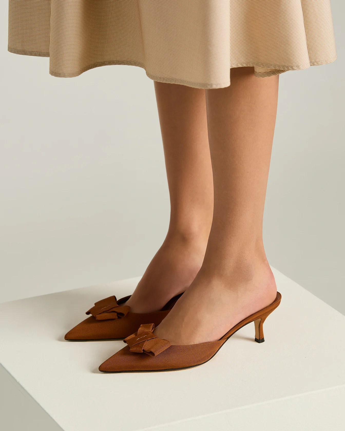 LOW HEEL COURT SHOE IN LEATHER CALFSKIN - Image 3