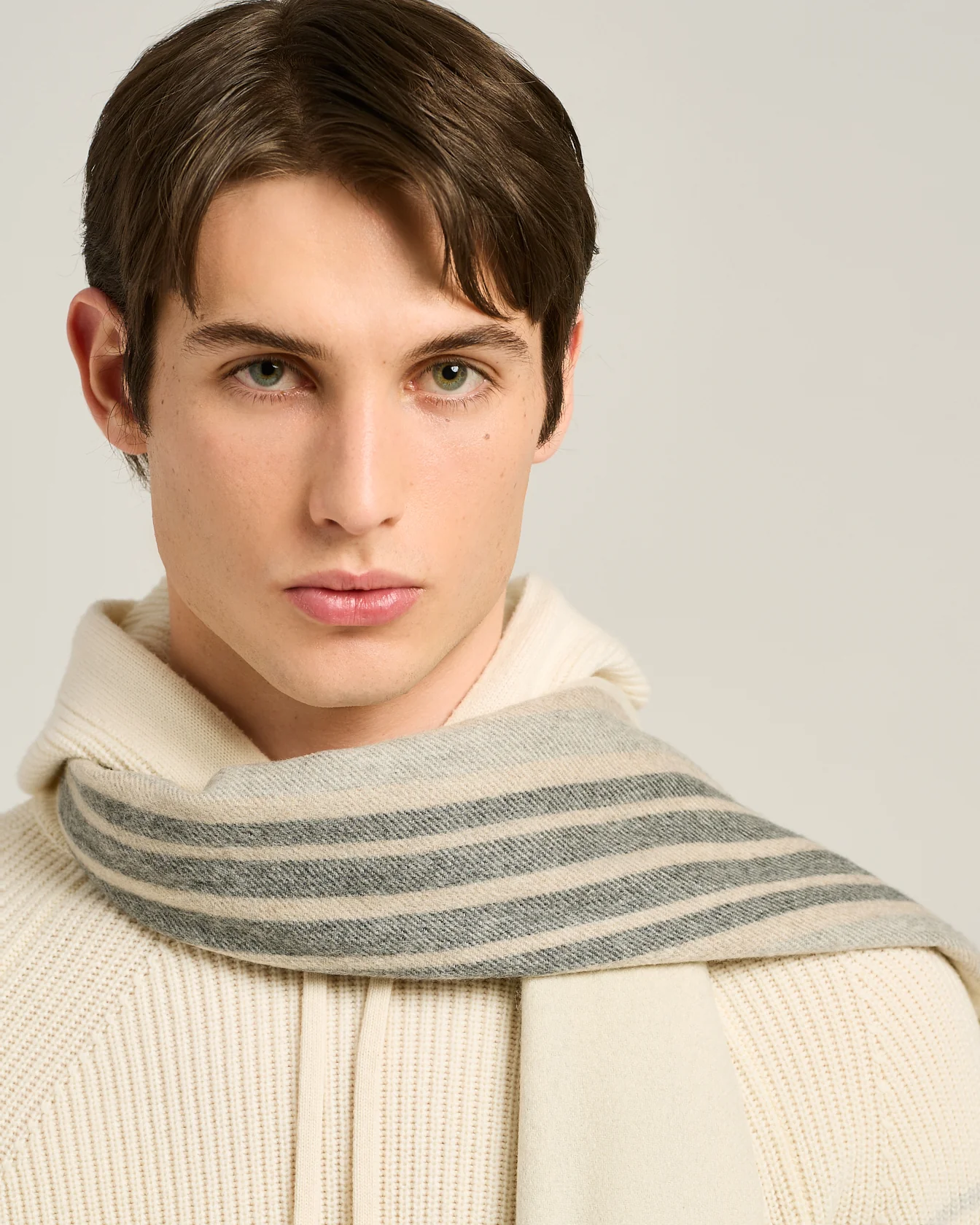 CREAM PLAID SCARF IN PURE CASHMERE - Image 4