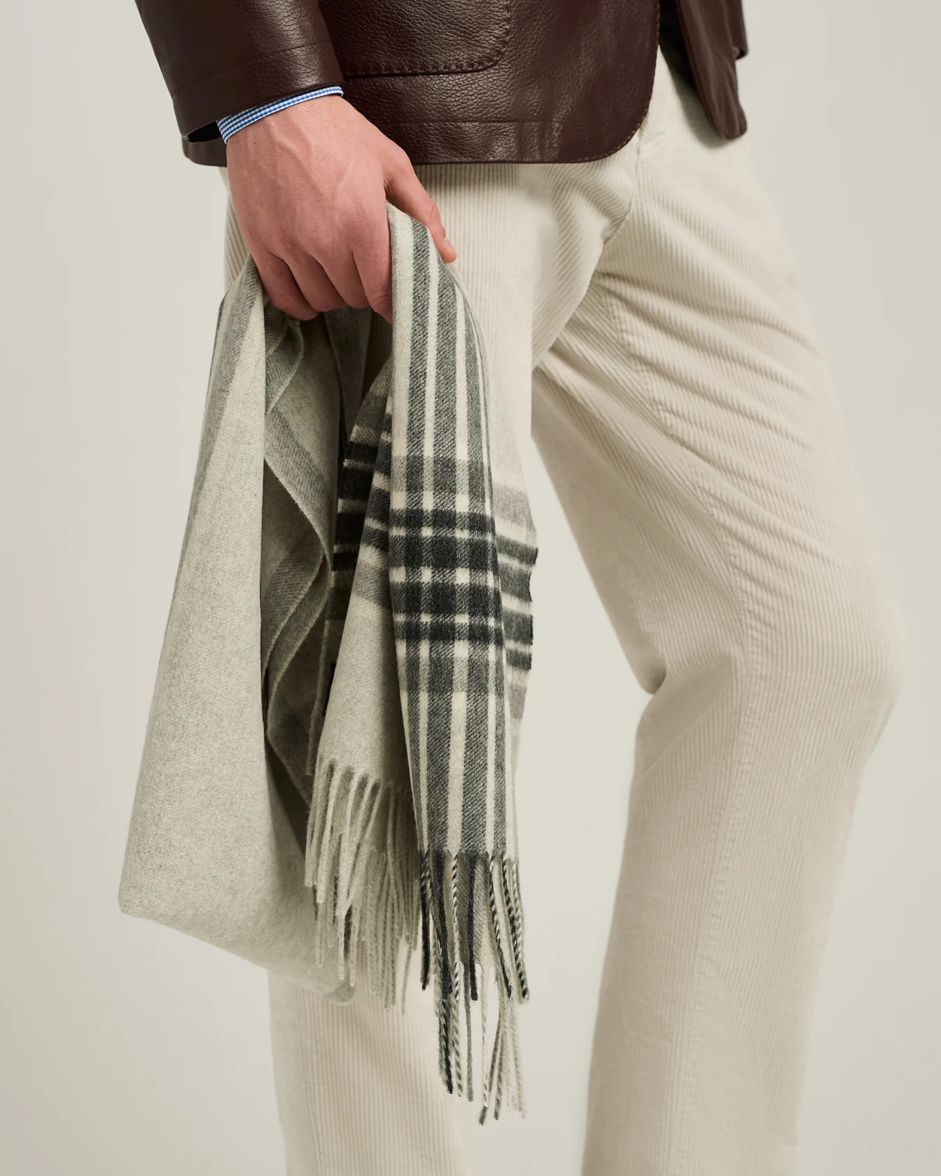 PURE CASHMERE WHITE AND GREY SCARF - Image 4