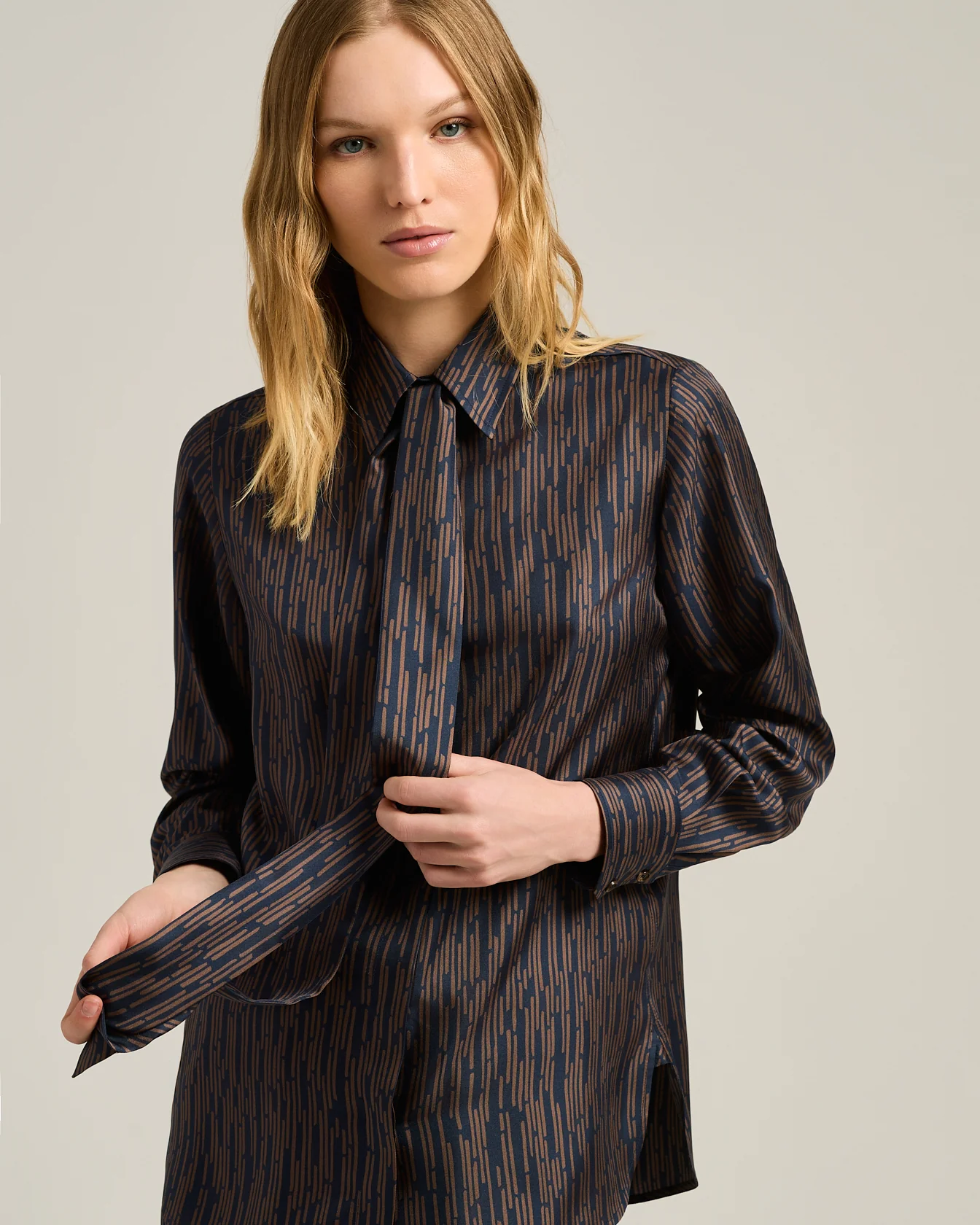 BLUE AND BROWN PRINTED SILK BLOUSE WITH TIE NECK - Image 4