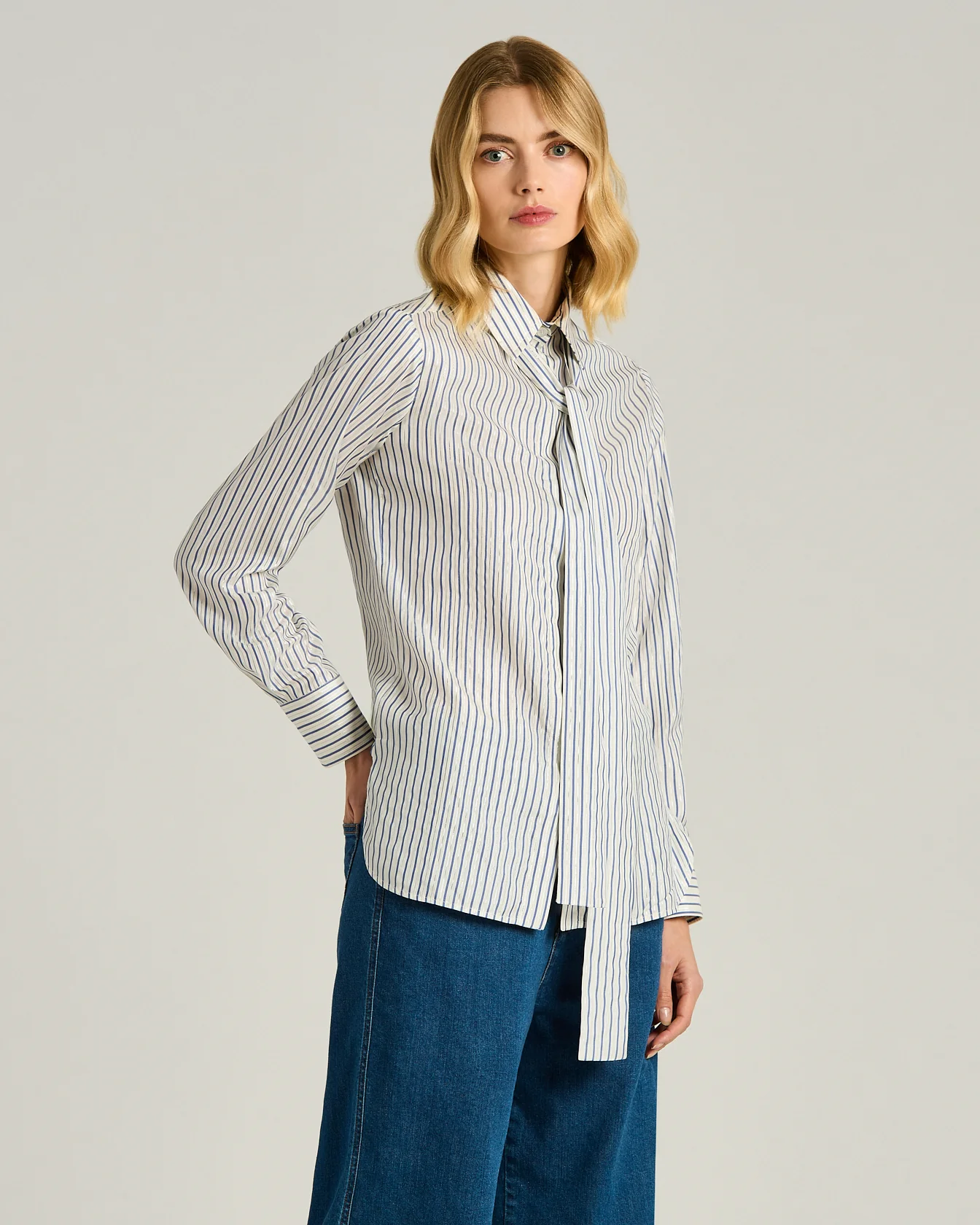 SILK SHIRT WITH TIE DETAIL WHITE AND BLUE - Image 2