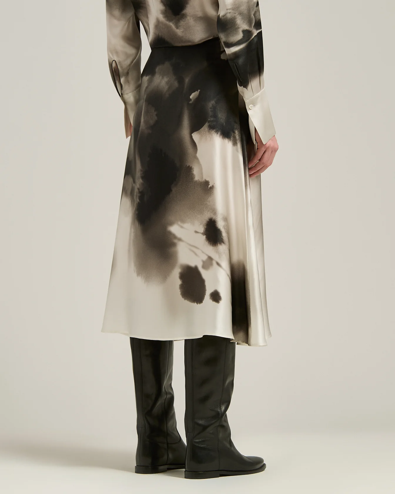 LONGUETTE SKIRT IN PURE SILK CREAM WITH ABSTRACT BROWN PRINT - Image 3