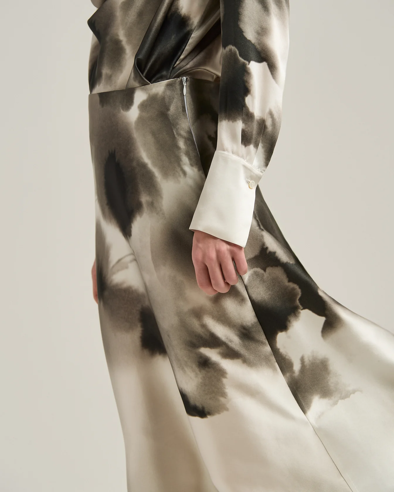 LONGUETTE SKIRT IN PURE SILK CREAM WITH ABSTRACT BROWN PRINT - Image 4