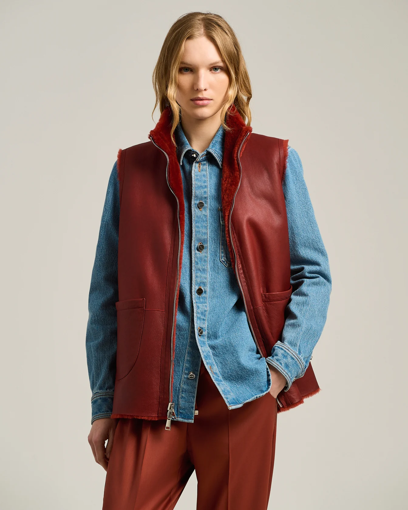 REVERSIBLE SLEEVELESS VEST IN SHEARLING BURGUNDY - Image 2
