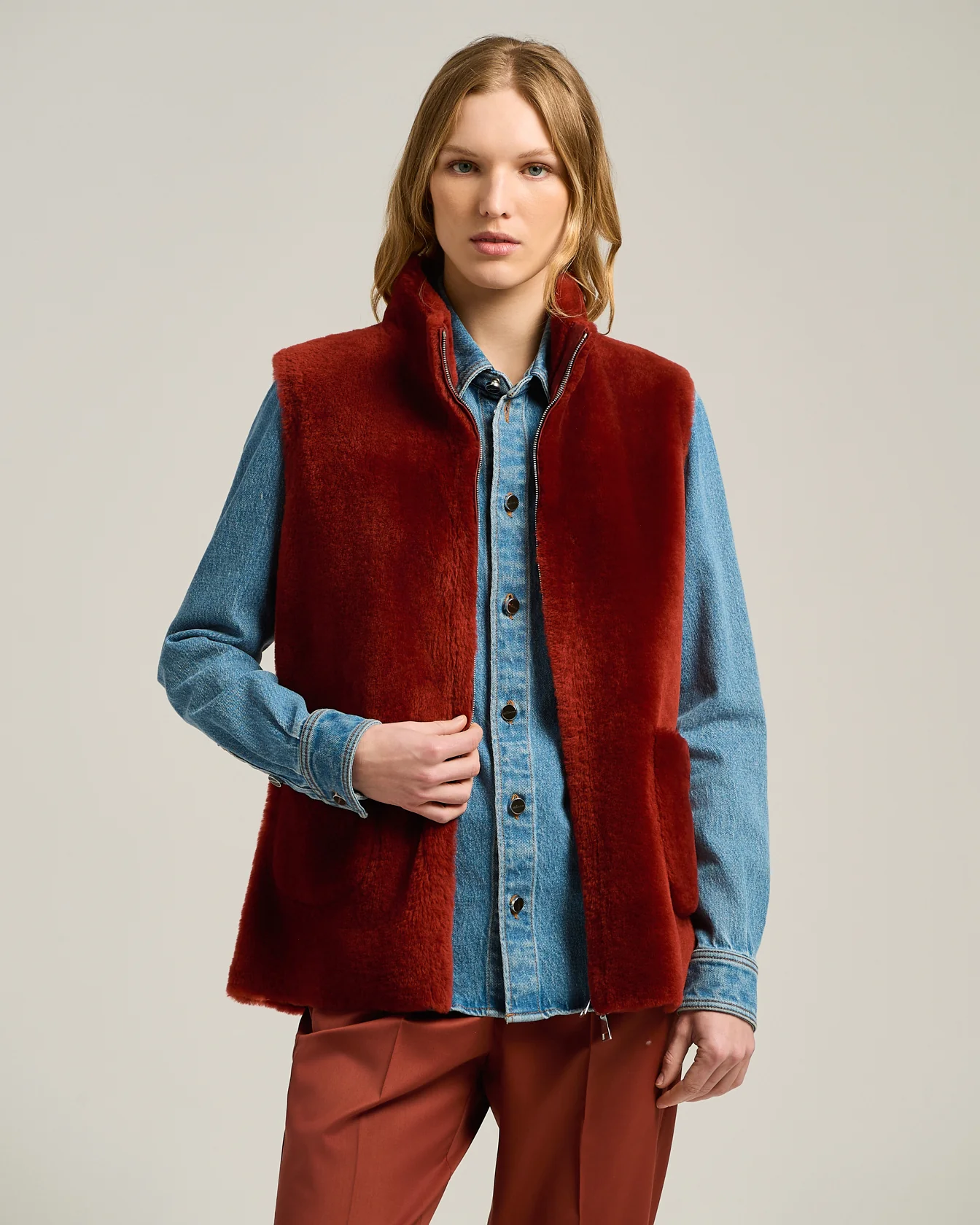 REVERSIBLE SLEEVELESS VEST IN SHEARLING BURGUNDY - Image 3