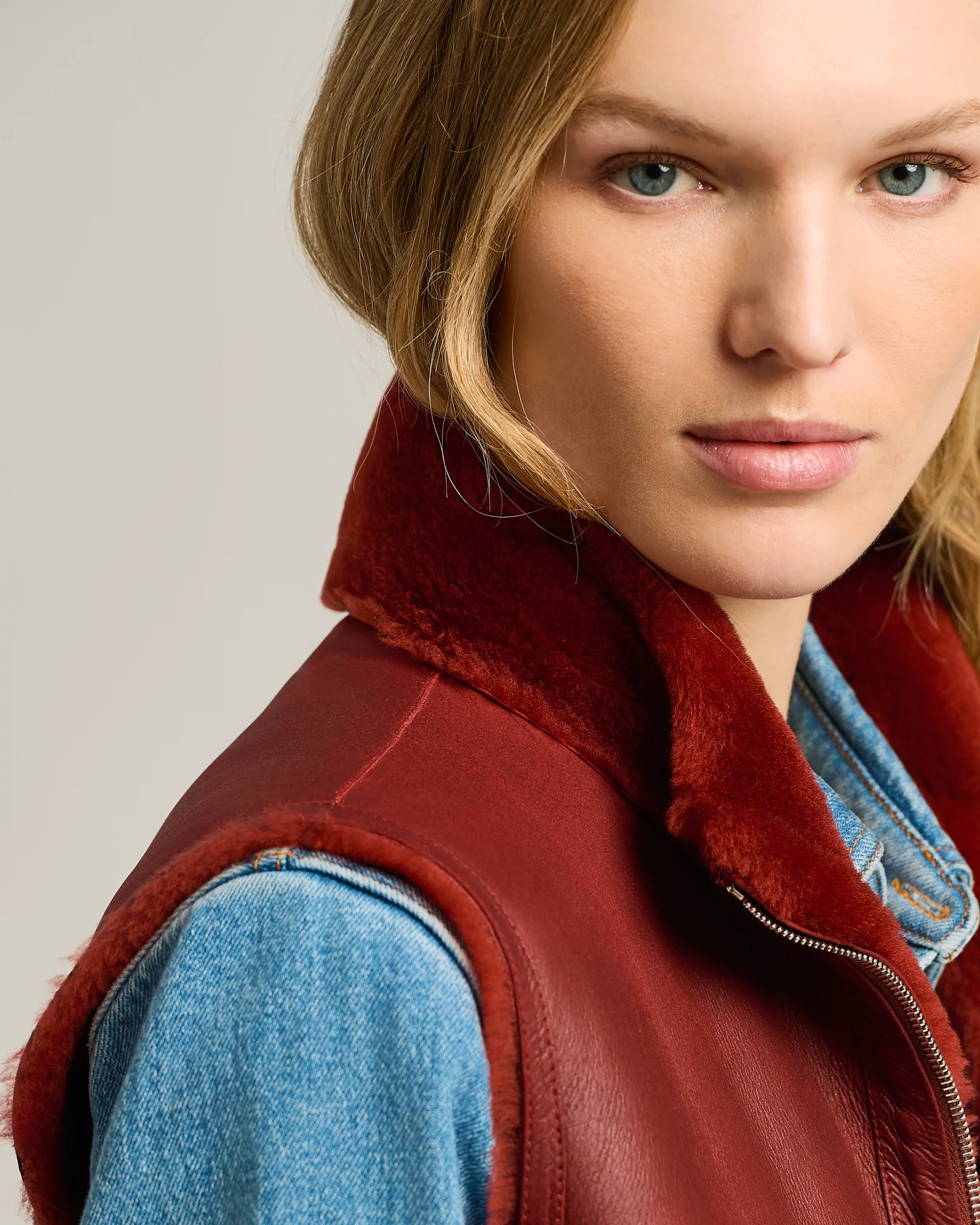 REVERSIBLE SLEEVELESS VEST IN SHEARLING BURGUNDY - Image 4