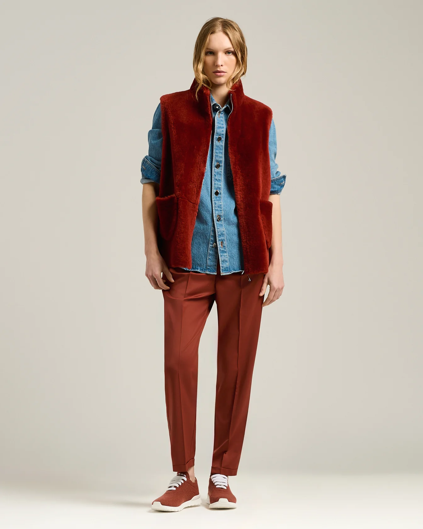 REVERSIBLE SLEEVELESS VEST IN SHEARLING BURGUNDY - Image 5