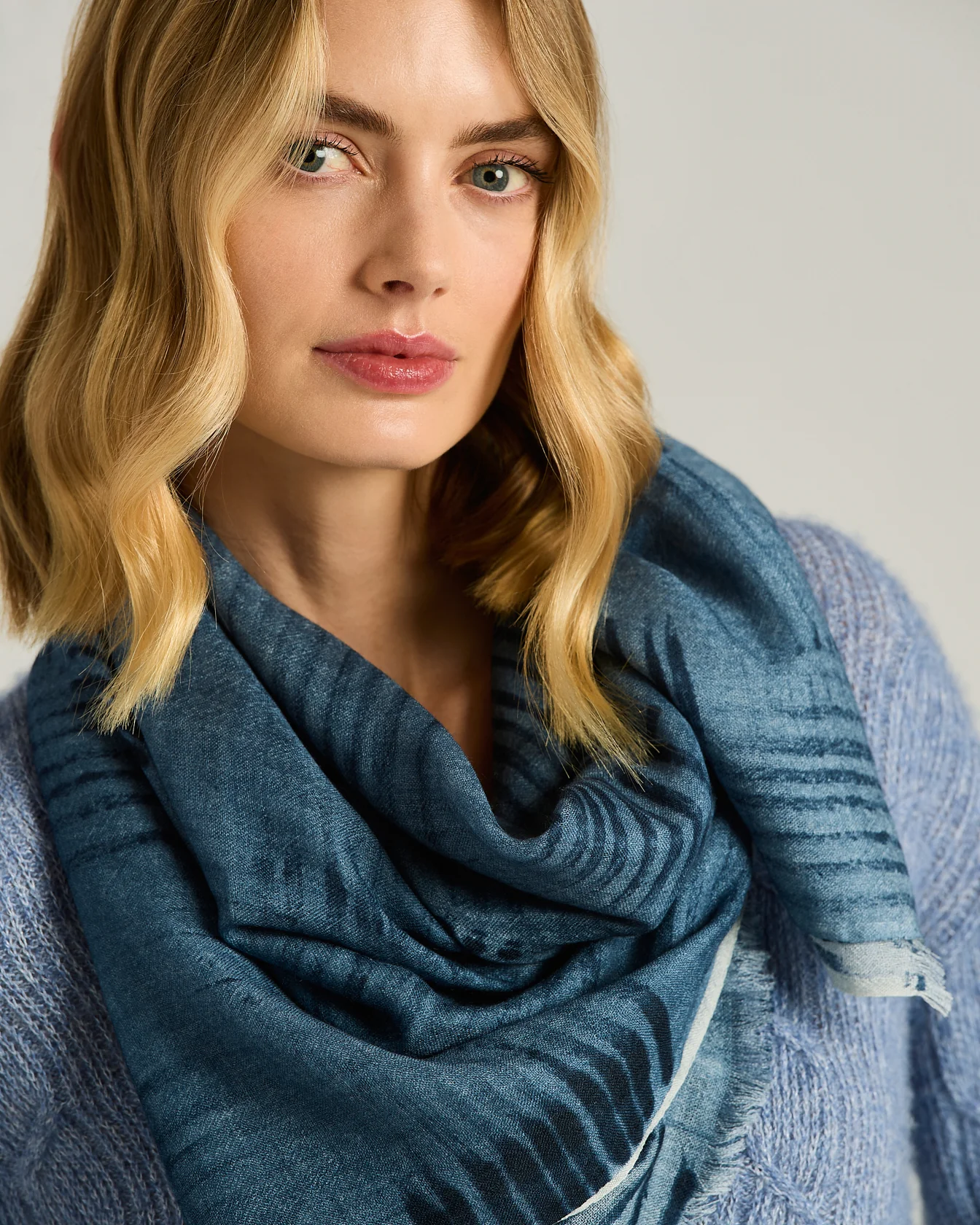 CASHMERE AND SILK BLEND STOLE IN BLUE WITH CALFSKIN TRIM - Image 3