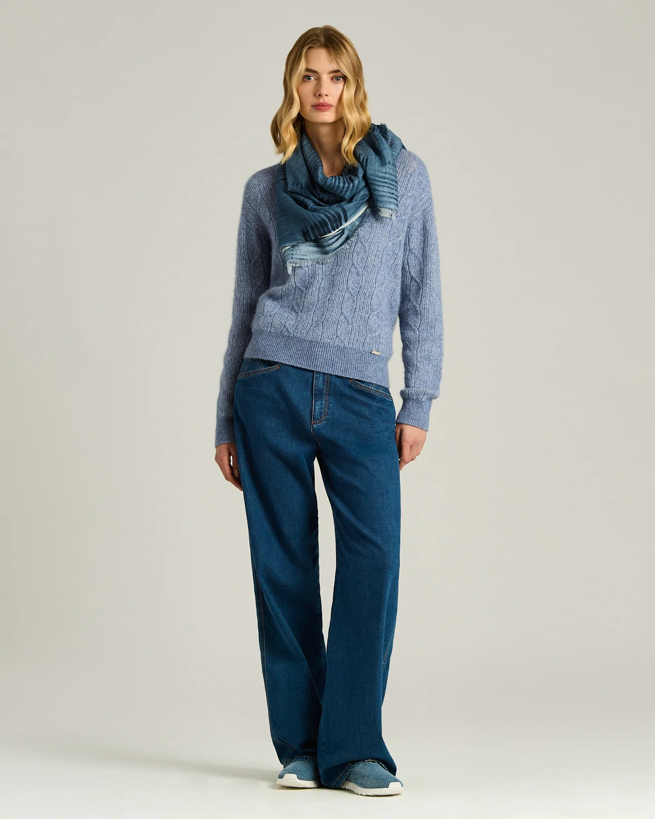 CASHMERE AND SILK BLEND STOLE IN BLUE WITH CALFSKIN TRIM - Image 5