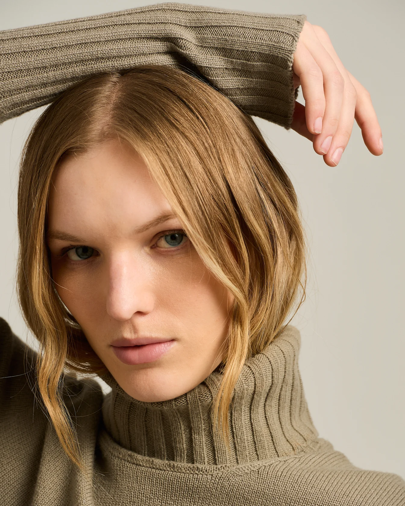 BEIGE CASHMERE TURTLENECK SWEATER - Image 4