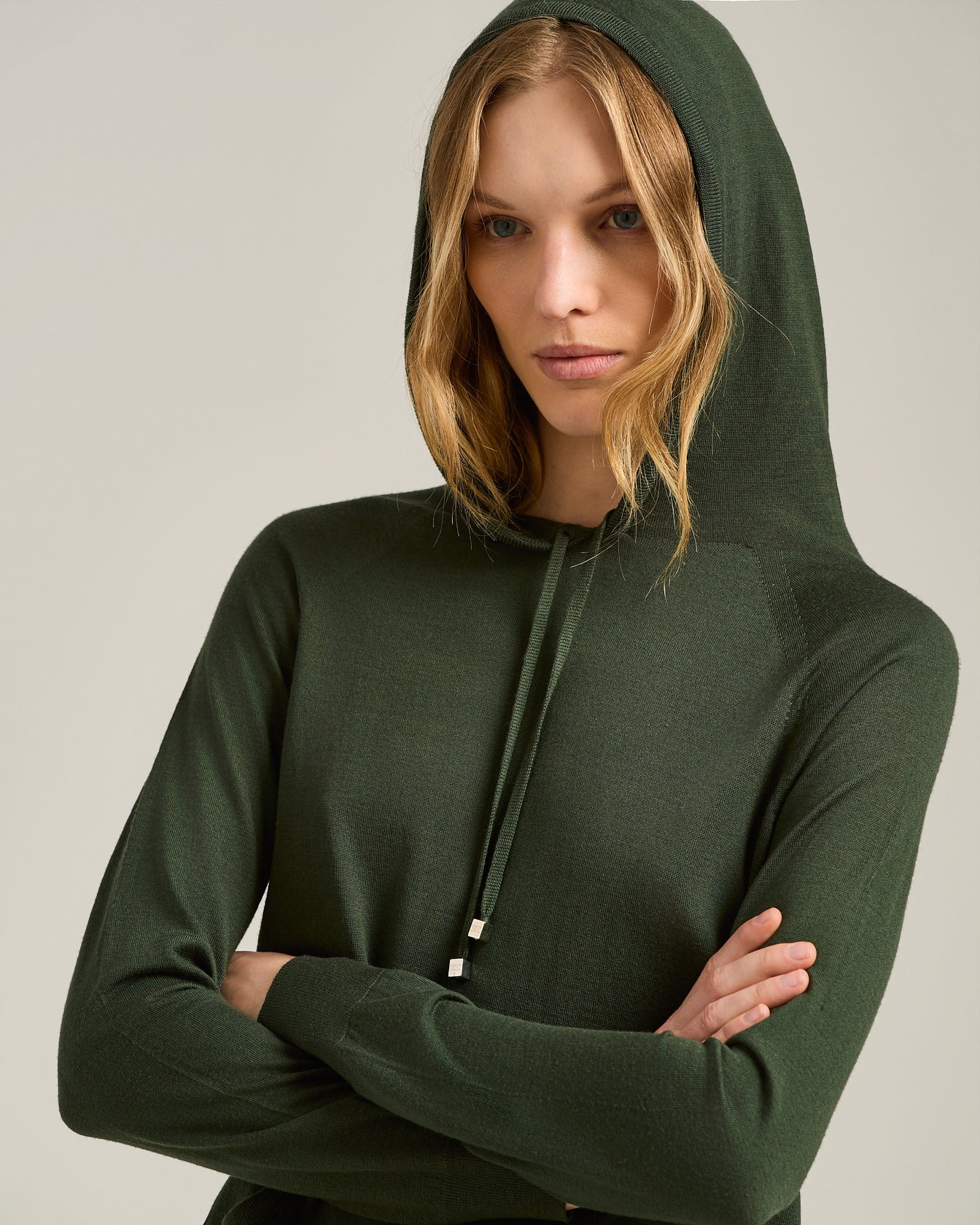 PURE‑WOOL HOODED SWEATSHIRT IN FOREST GREEN - Image 4