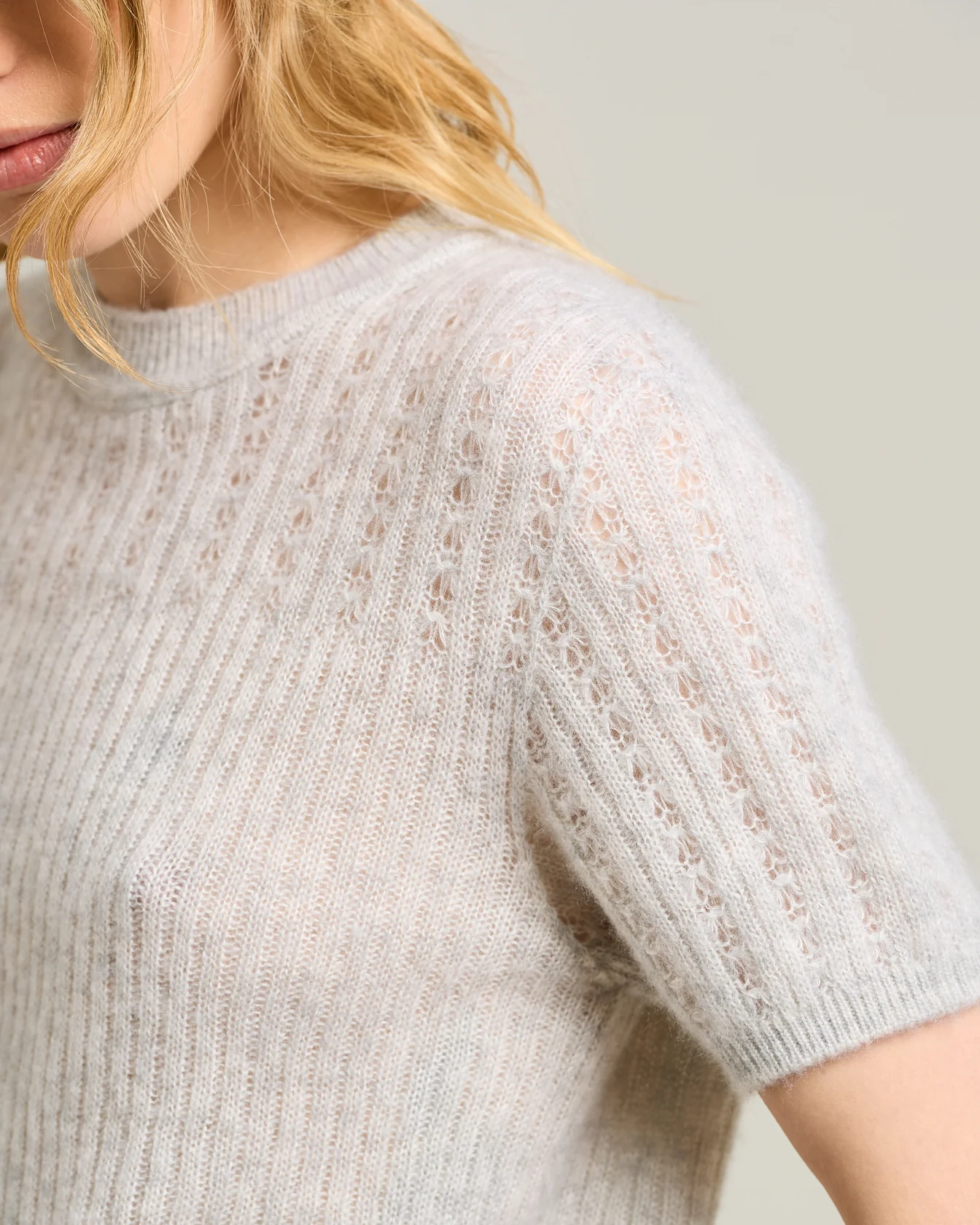 OPENWORK CREW NECK SHORT SLEEVE SWEATER IN CASHMERE AND SILK SAND - Image 4