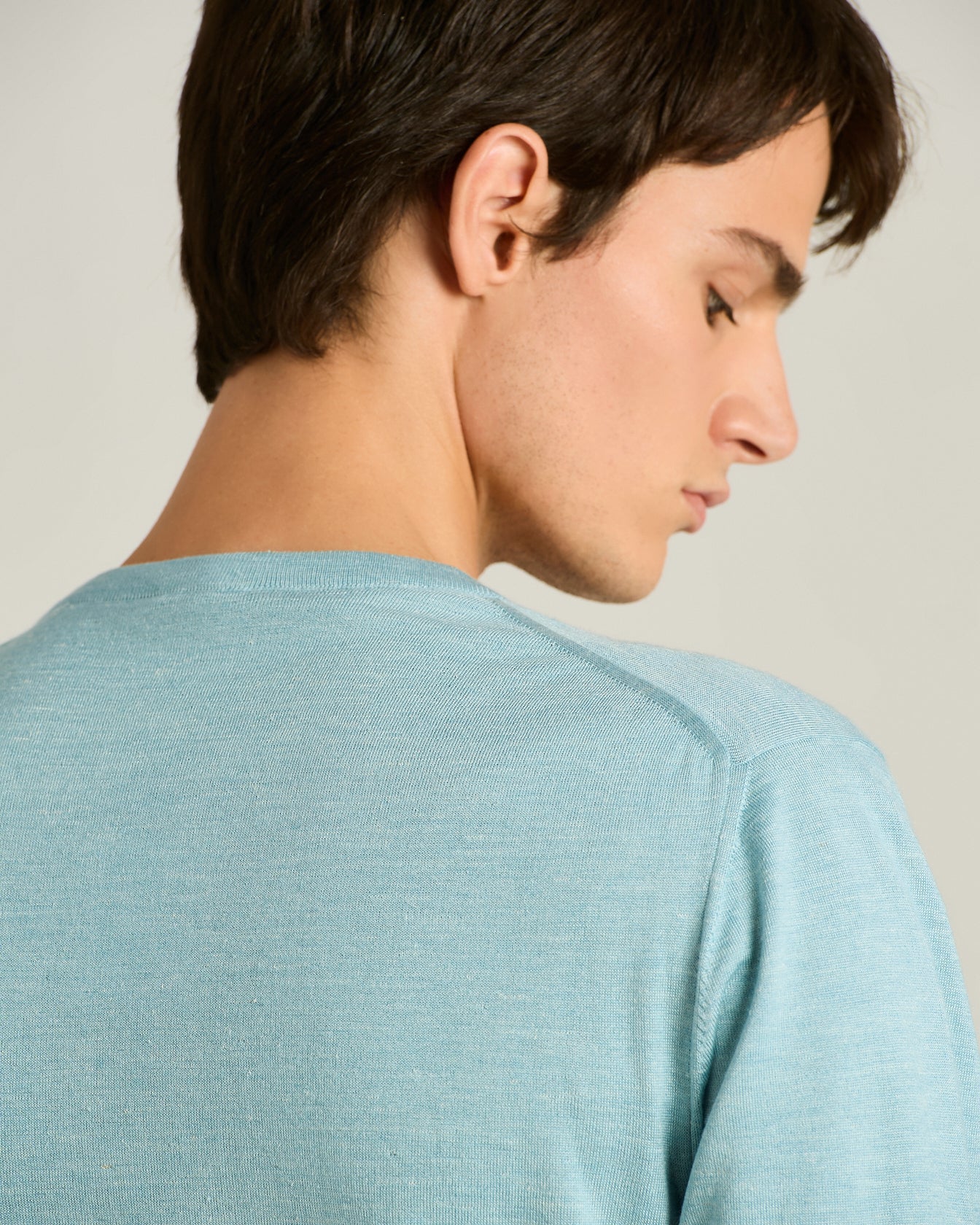 SILK, CASHMERE AND LINEN BLEND CREW NECK SWEATER IN POWDER BLUE - Image 4