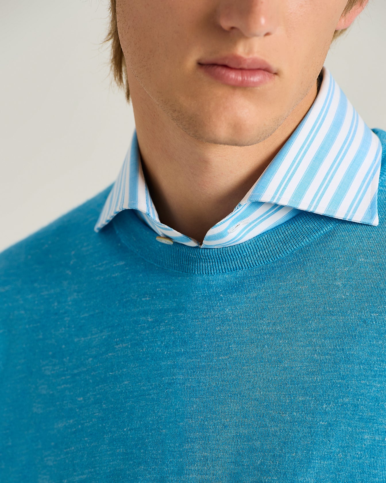 SILK, CASHMERE AND LINEN BLEND CREW NECK SWEATER IN LIGHT TURQUOISE - Image 4