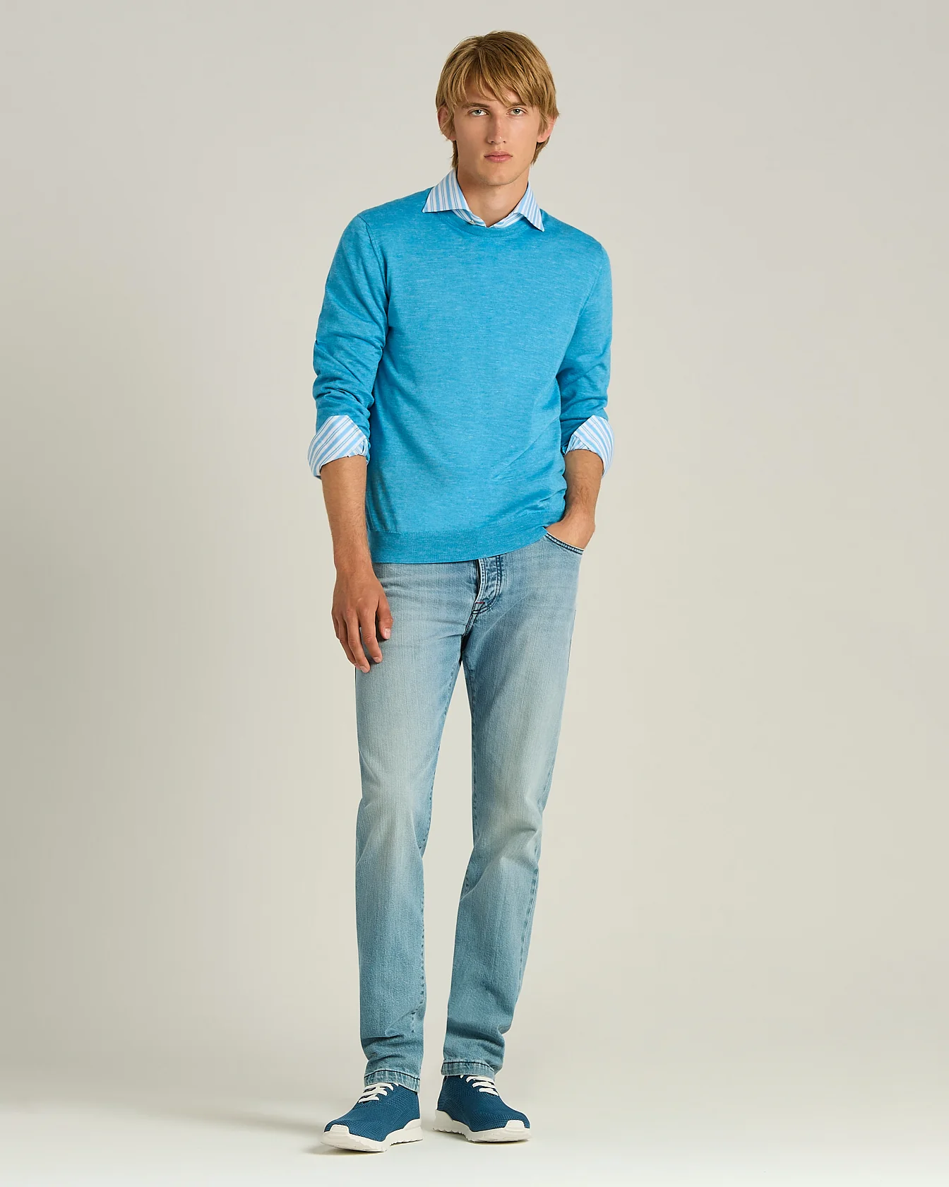 SILK, CASHMERE AND LINEN BLEND CREW NECK SWEATER IN LIGHT TURQUOISE - Image 5