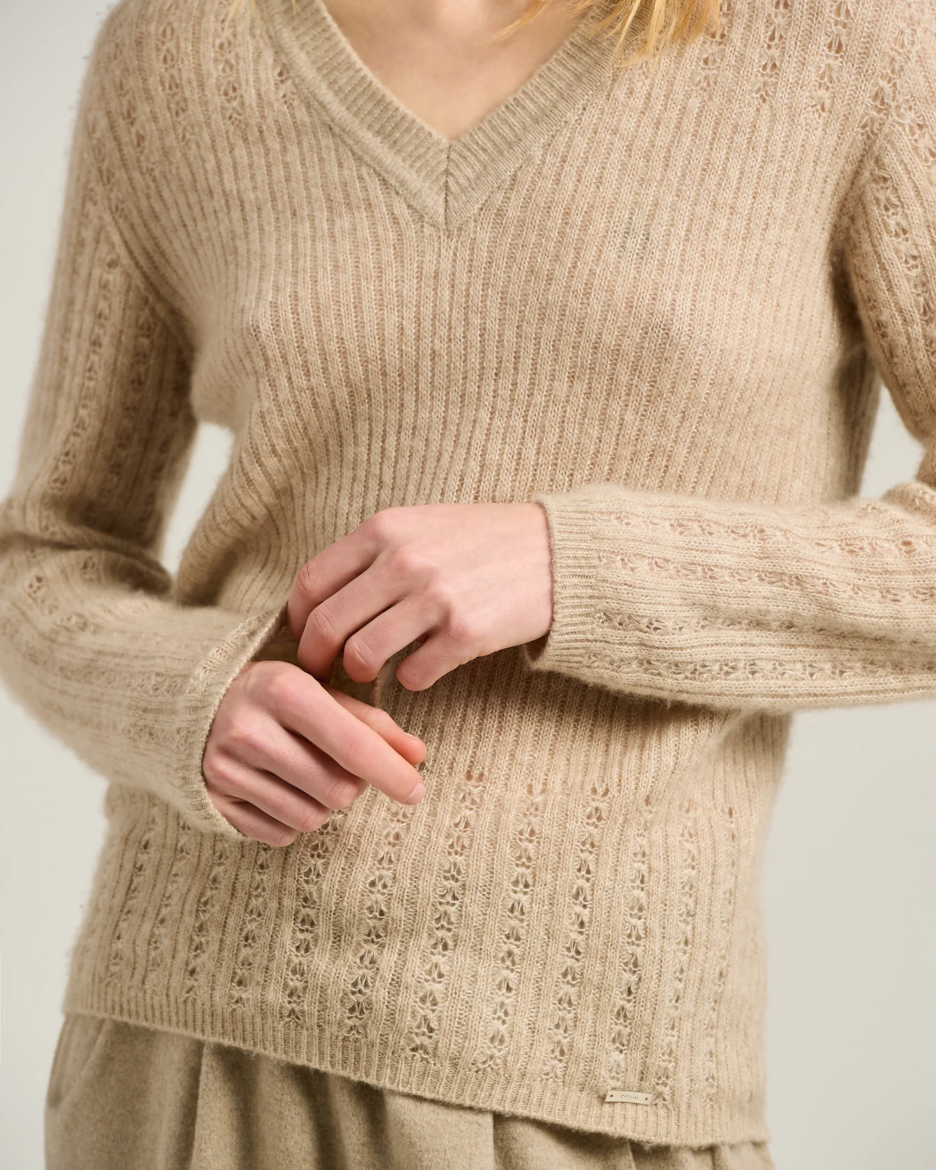 V-NECK OPENWORK SWEATER IN CASHMERE AND SILK BEIGE - Image 4