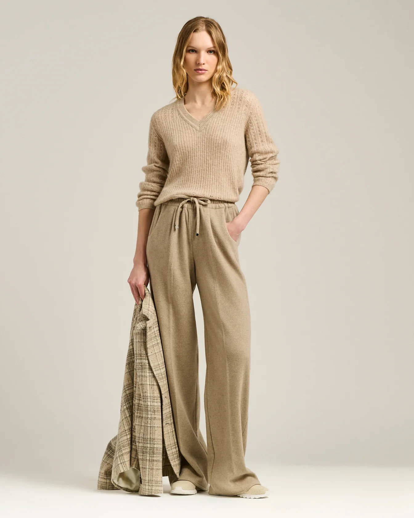 V-NECK OPENWORK SWEATER IN CASHMERE AND SILK BEIGE - Image 5