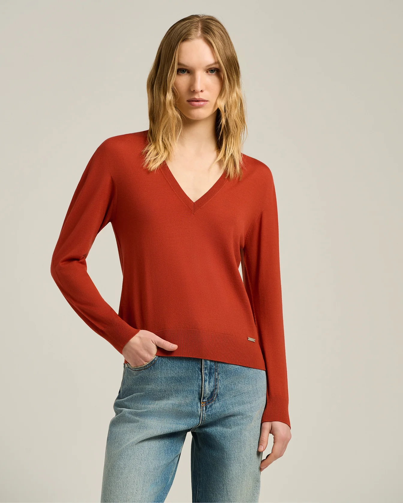 V-NECK TOP IN PURE WOOL DEEP RED - Image 2