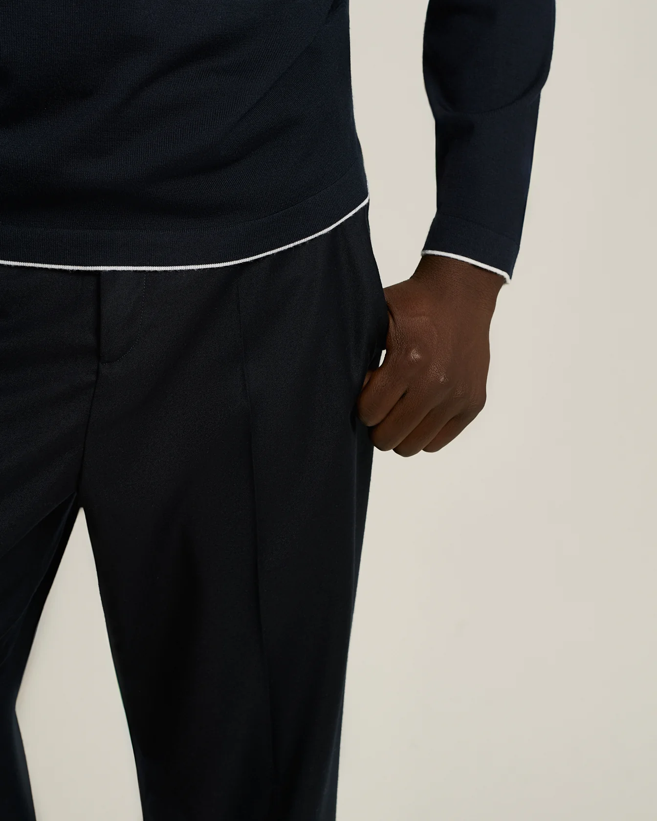 CREW NECK LONG SLEEVE SWEATER IN EXTRA-FINE VIRGIN WOOL NAVY - Image 4