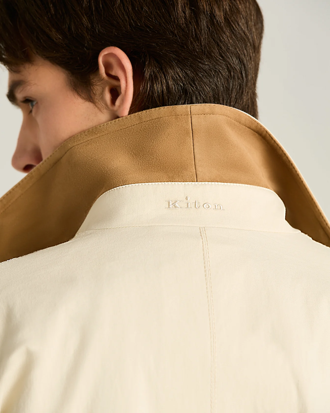 TECHNICAL COTTON DOUBLE-BREASTED TRENCH COAT IN BEIGE WITH LAMBSKIN DETAIL - Image 4