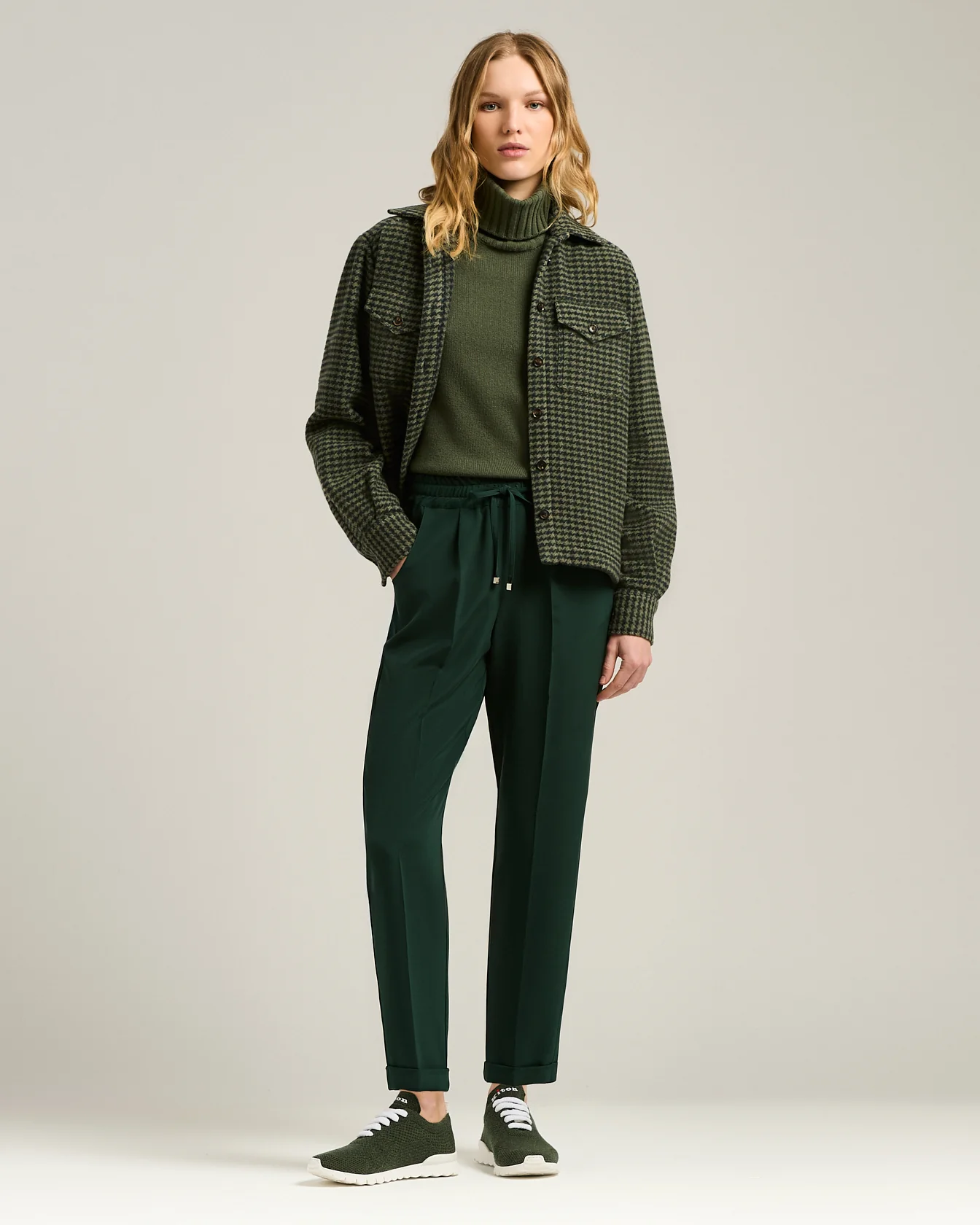TROUSERS IN SILK GREEN WITH ELASTICATED WAIST AND WIDE LEG - Image 5